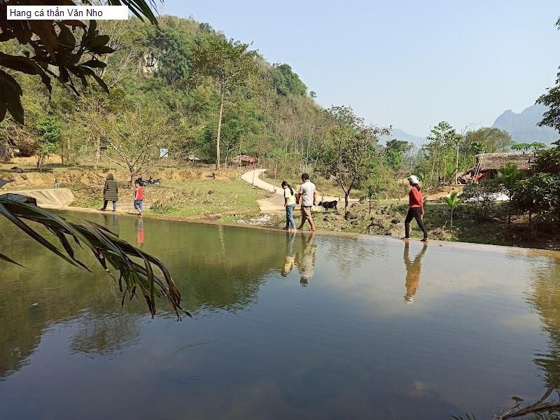 Hang cá thần Văn Nho